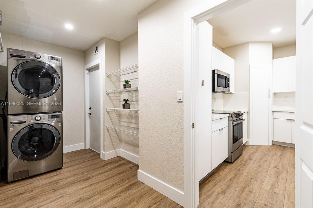 合同活跃: $4,500 (3 贝兹, 2 浴室, 2104 平方英尺)