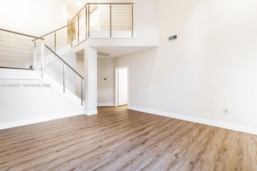 合同活跃: $4,500 (3 贝兹, 2 浴室, 2104 平方英尺)