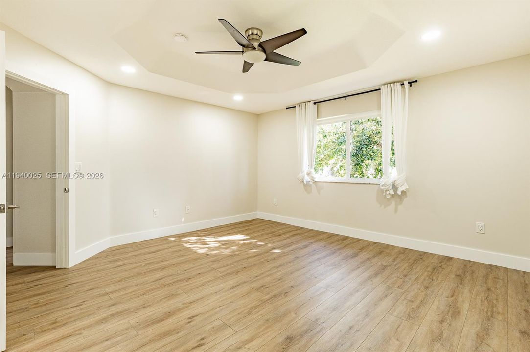 合同活跃: $4,500 (3 贝兹, 2 浴室, 2104 平方英尺)