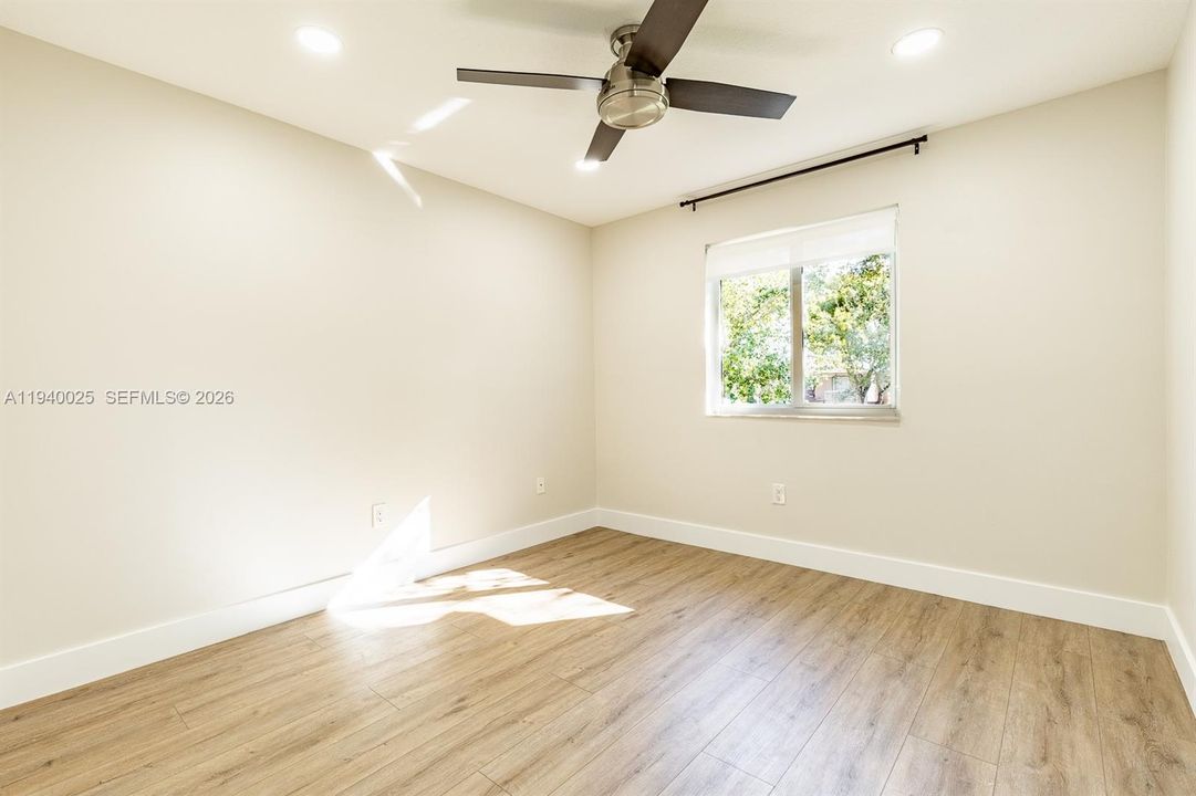 合同活跃: $4,500 (3 贝兹, 2 浴室, 2104 平方英尺)