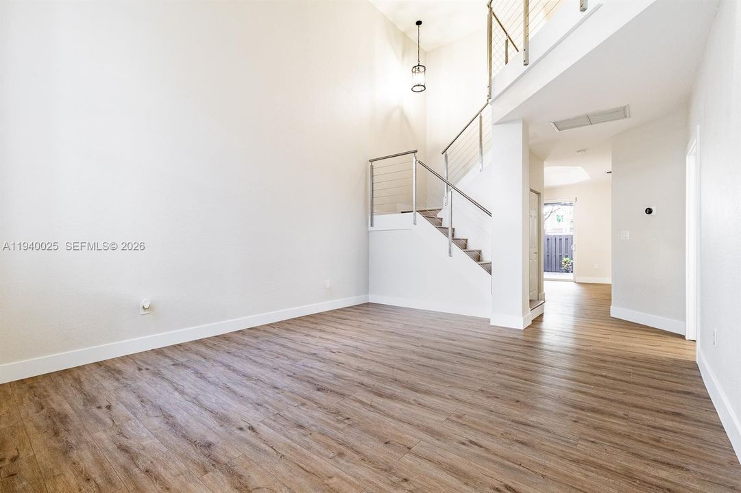 合同活跃: $4,500 (3 贝兹, 2 浴室, 2104 平方英尺)