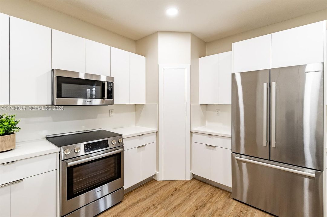 合同活跃: $4,500 (3 贝兹, 2 浴室, 2104 平方英尺)