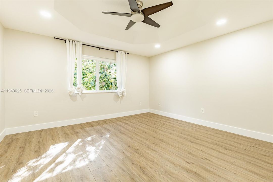 合同活跃: $4,500 (3 贝兹, 2 浴室, 2104 平方英尺)