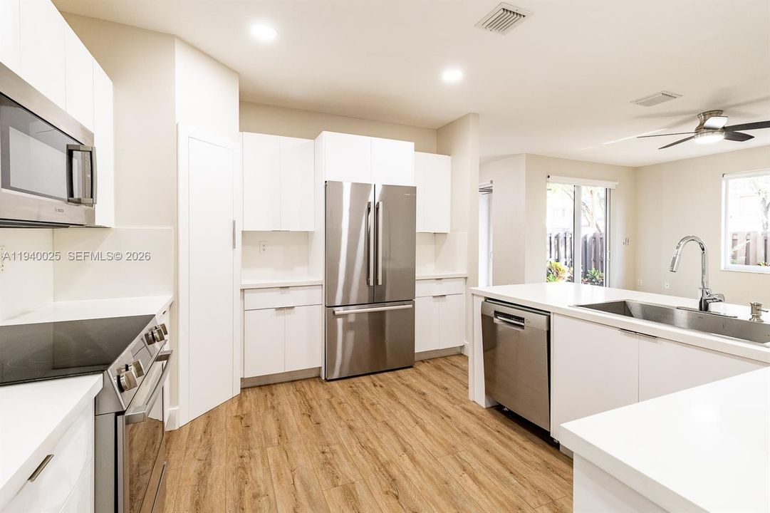 合同活跃: $4,500 (3 贝兹, 2 浴室, 2104 平方英尺)