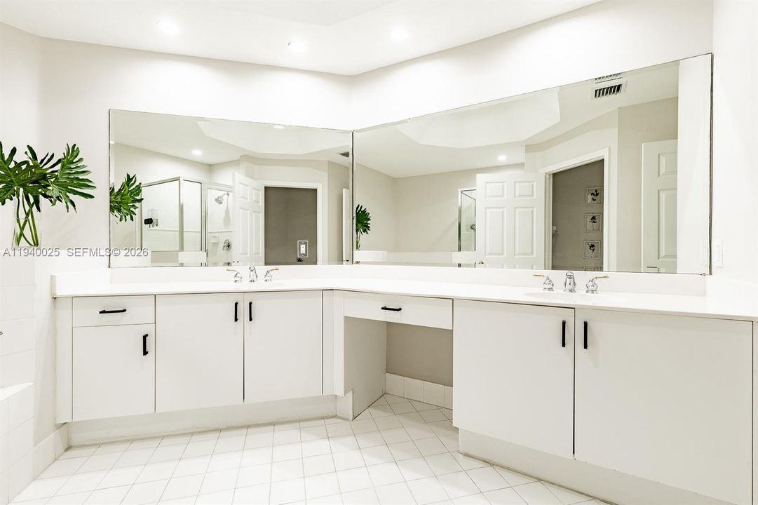 合同活跃: $4,500 (3 贝兹, 2 浴室, 2104 平方英尺)