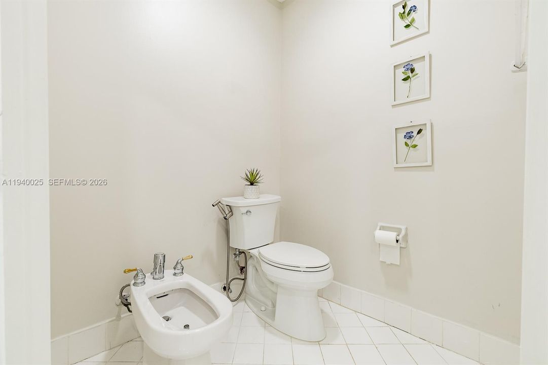 合同活跃: $4,500 (3 贝兹, 2 浴室, 2104 平方英尺)