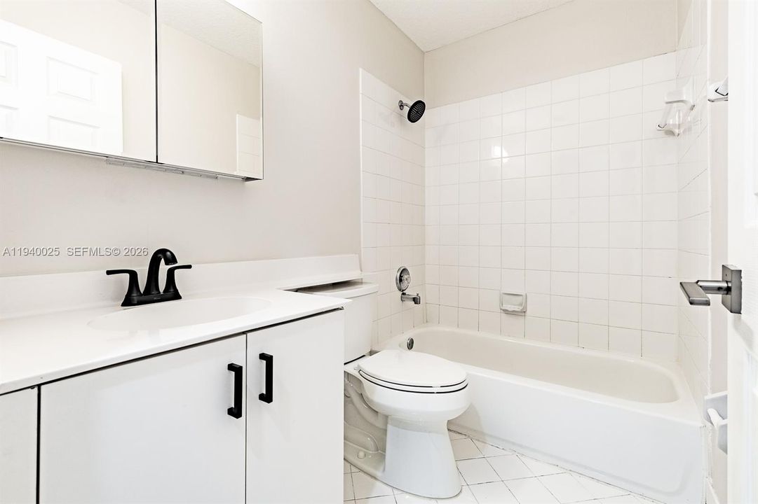 合同活跃: $4,500 (3 贝兹, 2 浴室, 2104 平方英尺)