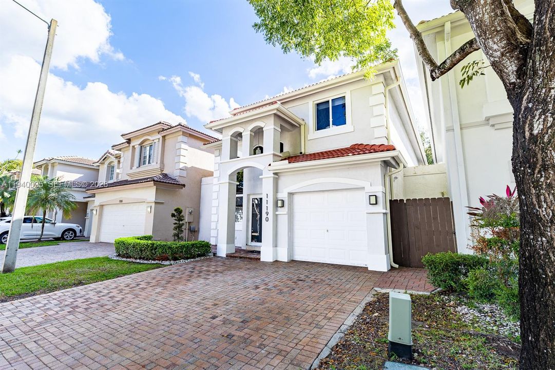 合同活跃: $4,500 (3 贝兹, 2 浴室, 2104 平方英尺)