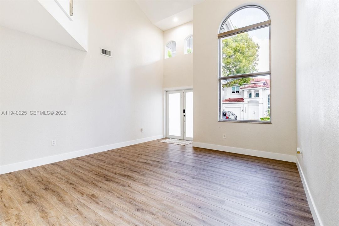 合同活跃: $4,500 (3 贝兹, 2 浴室, 2104 平方英尺)