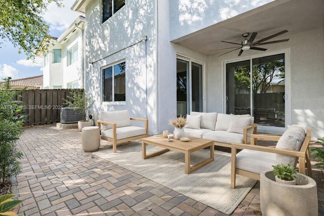 合同活跃: $4,500 (3 贝兹, 2 浴室, 2104 平方英尺)