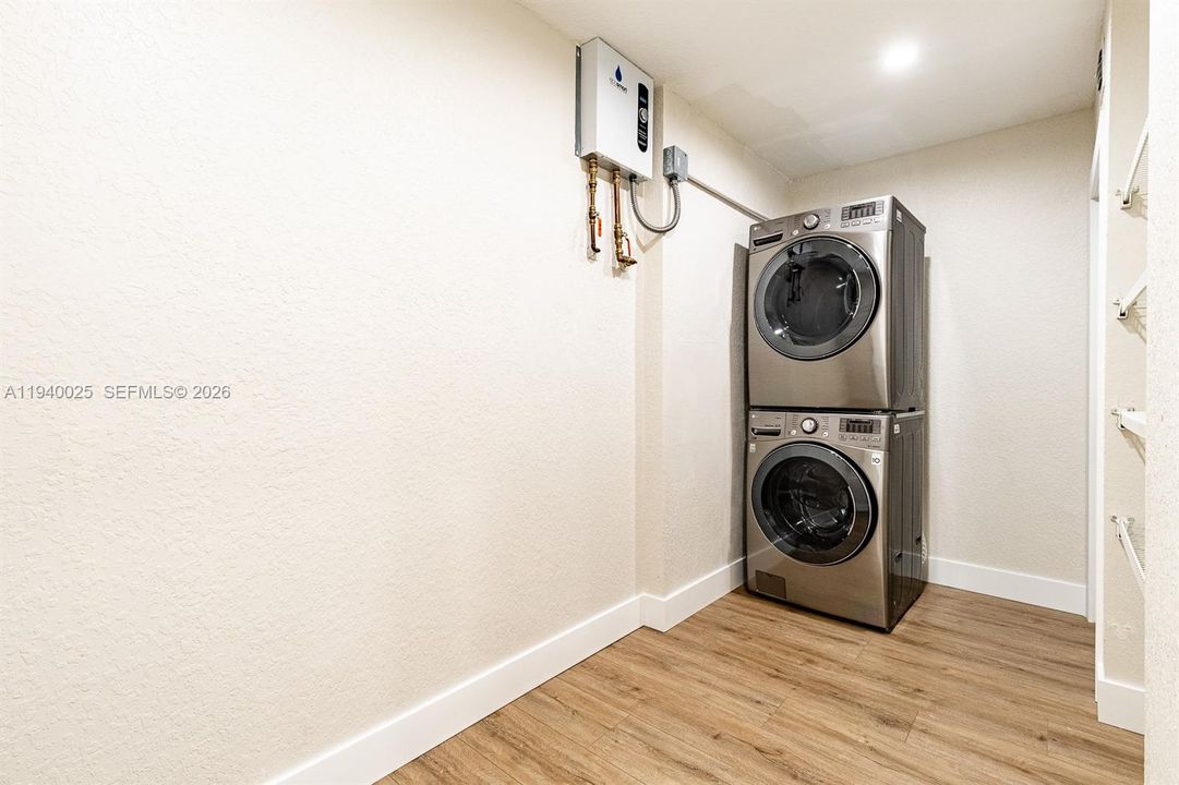 合同活跃: $4,500 (3 贝兹, 2 浴室, 2104 平方英尺)