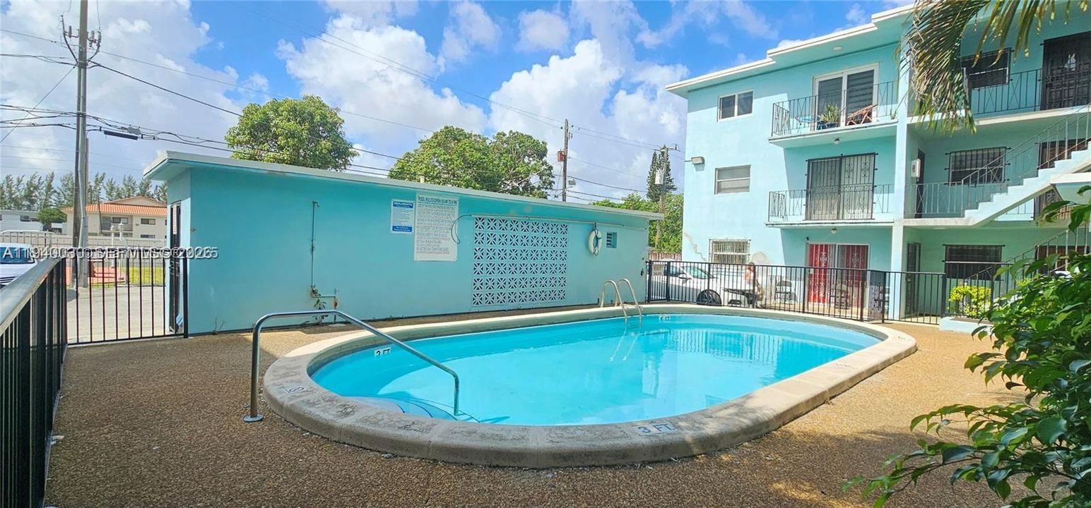 На продажу: $220,000 (2 спален, 1 ванн, 896 Квадратных фут)