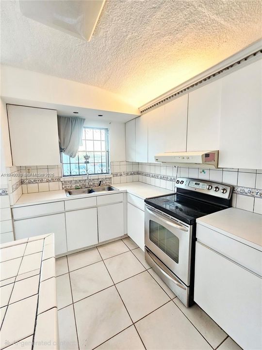 На продажу: $220,000 (2 спален, 1 ванн, 896 Квадратных фут)