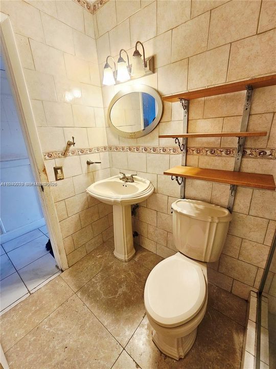 На продажу: $220,000 (2 спален, 1 ванн, 896 Квадратных фут)