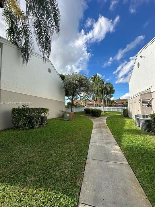 出租: $1,800 (1 贝兹, 1 浴室, 646 平方英尺)