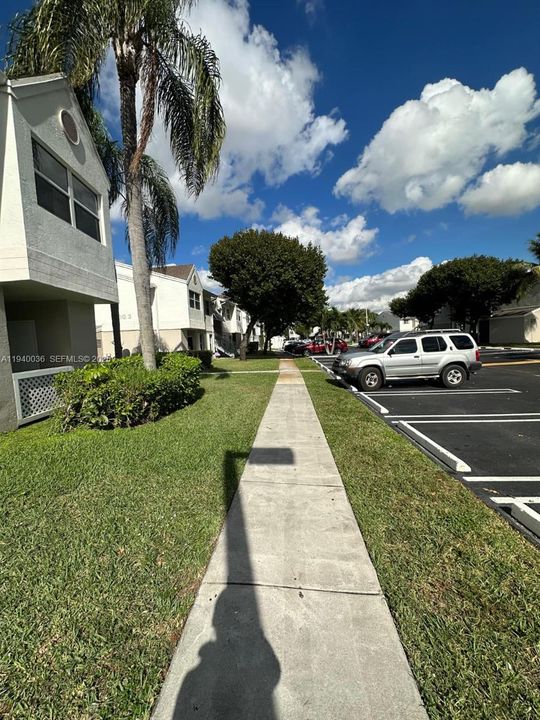 出租: $1,800 (1 贝兹, 1 浴室, 646 平方英尺)