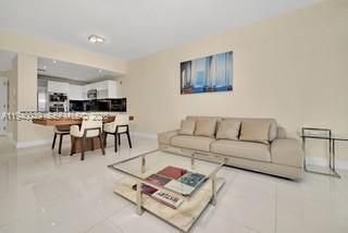 出租: $7,200 (1 贝兹, 1 浴室, 858 平方英尺)