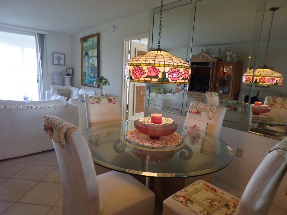 На продажу: $264,900 (2 спален, 2 ванн, 1083 Квадратных фут)