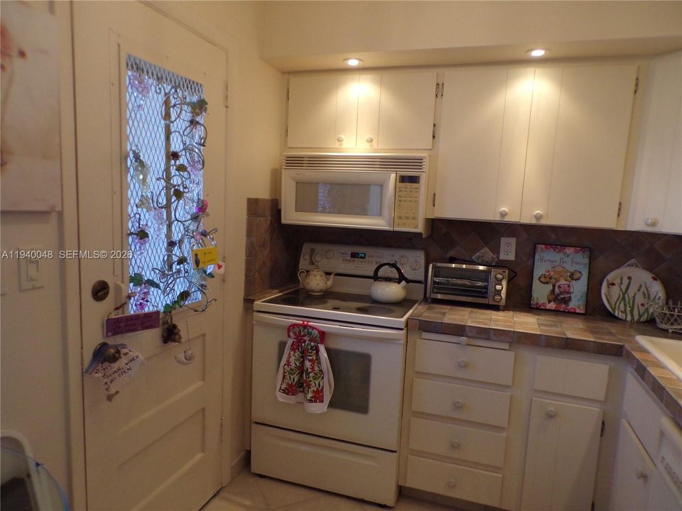 На продажу: $264,900 (2 спален, 2 ванн, 1083 Квадратных фут)