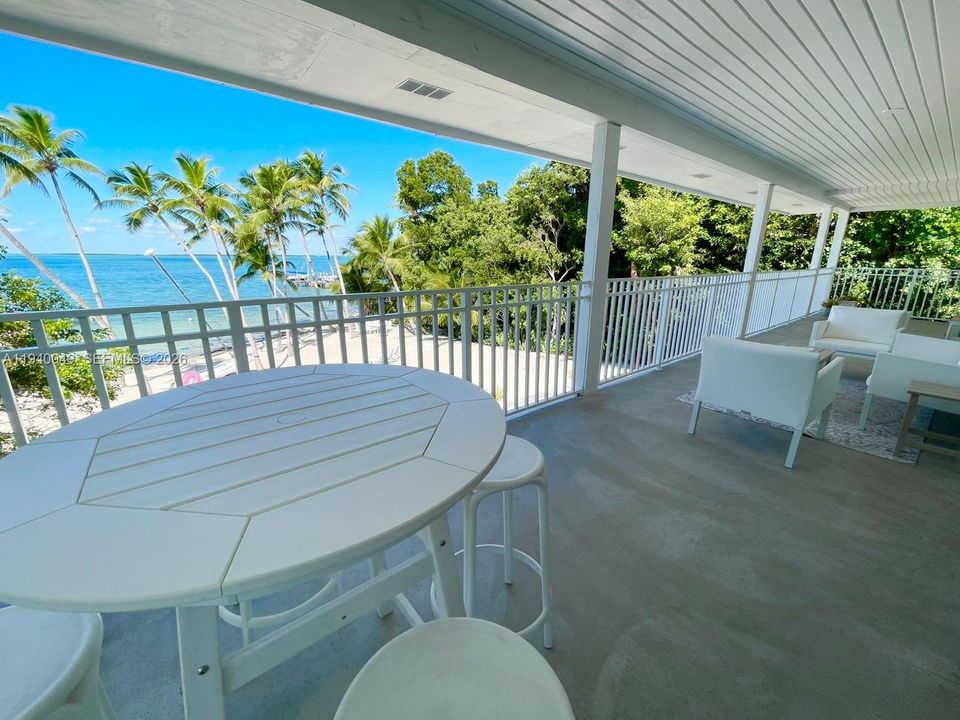 出租: $18,000 (4 贝兹, 4 浴室, 2300 平方英尺)