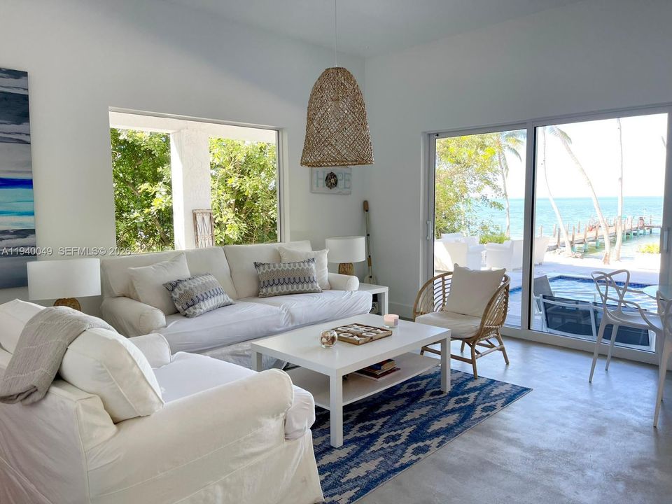 出租: $18,000 (4 贝兹, 4 浴室, 2300 平方英尺)