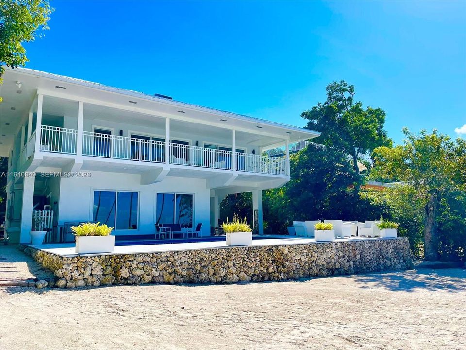 出租: $18,000 (4 贝兹, 4 浴室, 2300 平方英尺)