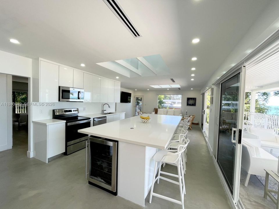 出租: $18,000 (4 贝兹, 4 浴室, 2300 平方英尺)