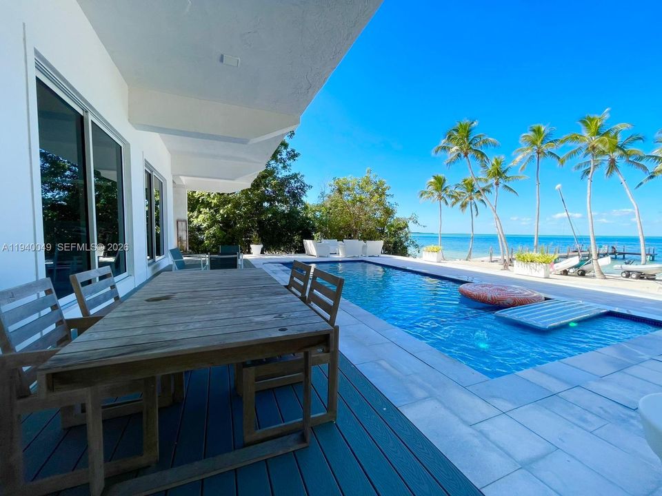 出租: $18,000 (4 贝兹, 4 浴室, 2300 平方英尺)