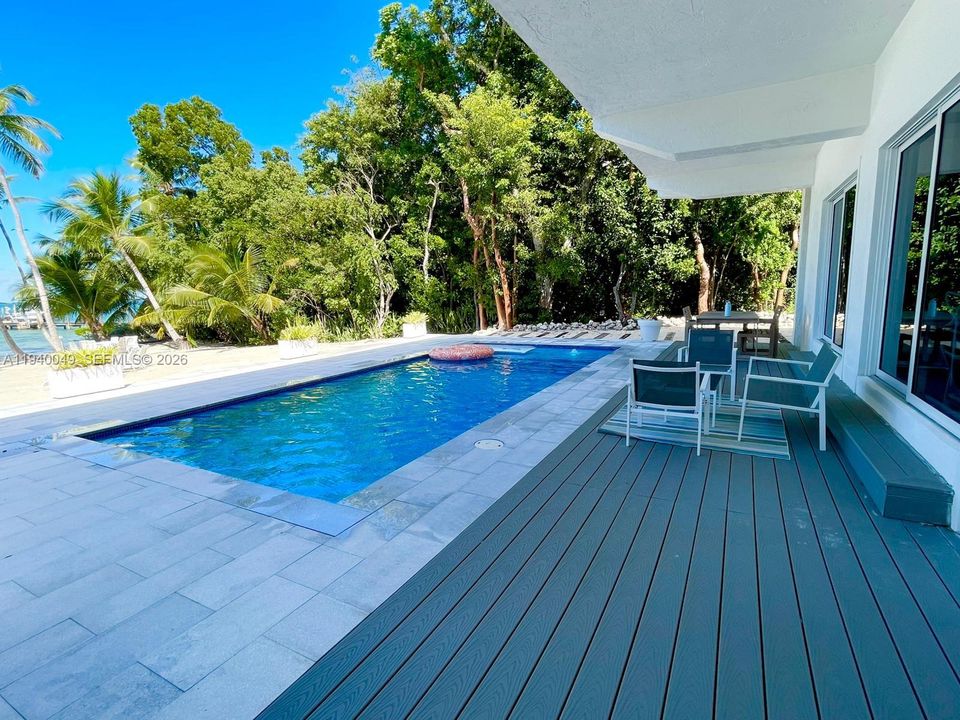 出租: $18,000 (4 贝兹, 4 浴室, 2300 平方英尺)