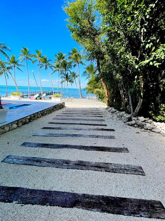 出租: $18,000 (4 贝兹, 4 浴室, 2300 平方英尺)