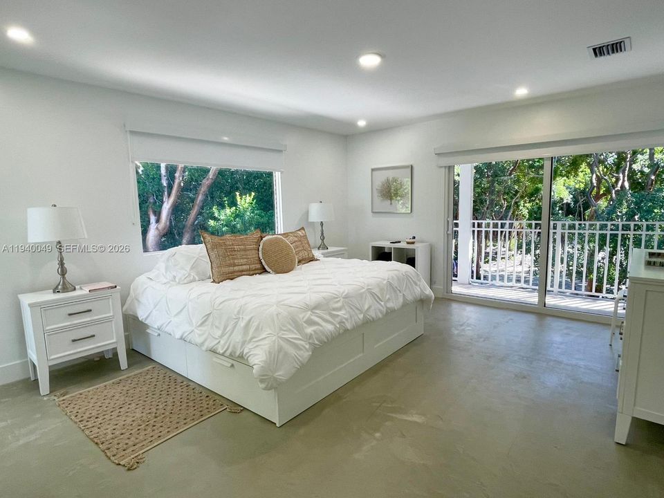 出租: $18,000 (4 贝兹, 4 浴室, 2300 平方英尺)