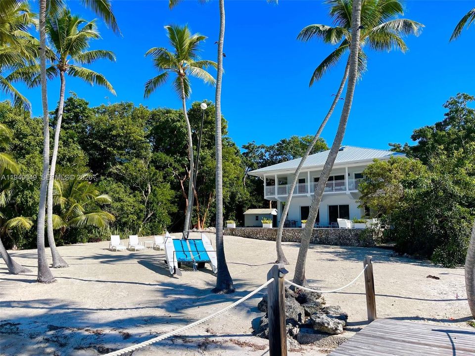 出租: $18,000 (4 贝兹, 4 浴室, 2300 平方英尺)