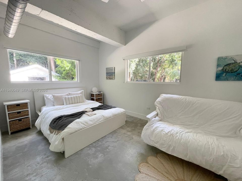 出租: $18,000 (4 贝兹, 4 浴室, 2300 平方英尺)