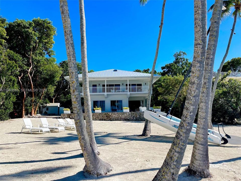 出租: $18,000 (4 贝兹, 4 浴室, 2300 平方英尺)