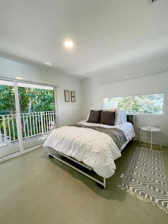 出租: $18,000 (4 贝兹, 4 浴室, 2300 平方英尺)