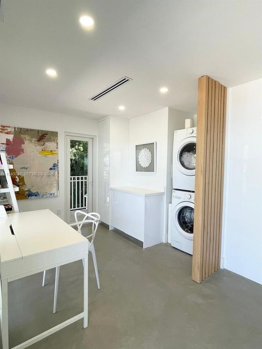 出租: $18,000 (4 贝兹, 4 浴室, 2300 平方英尺)