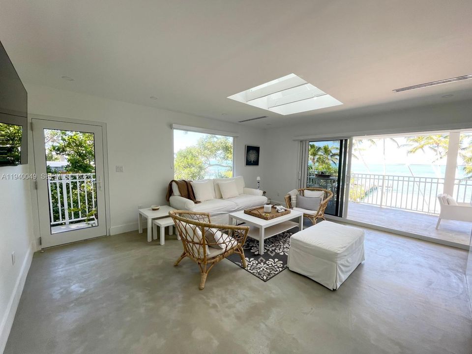 出租: $18,000 (4 贝兹, 4 浴室, 2300 平方英尺)