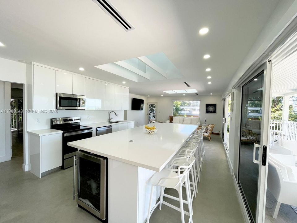 出租: $18,000 (4 贝兹, 4 浴室, 2300 平方英尺)