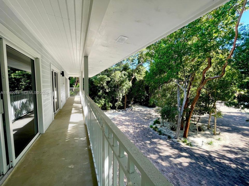 出租: $18,000 (4 贝兹, 4 浴室, 2300 平方英尺)