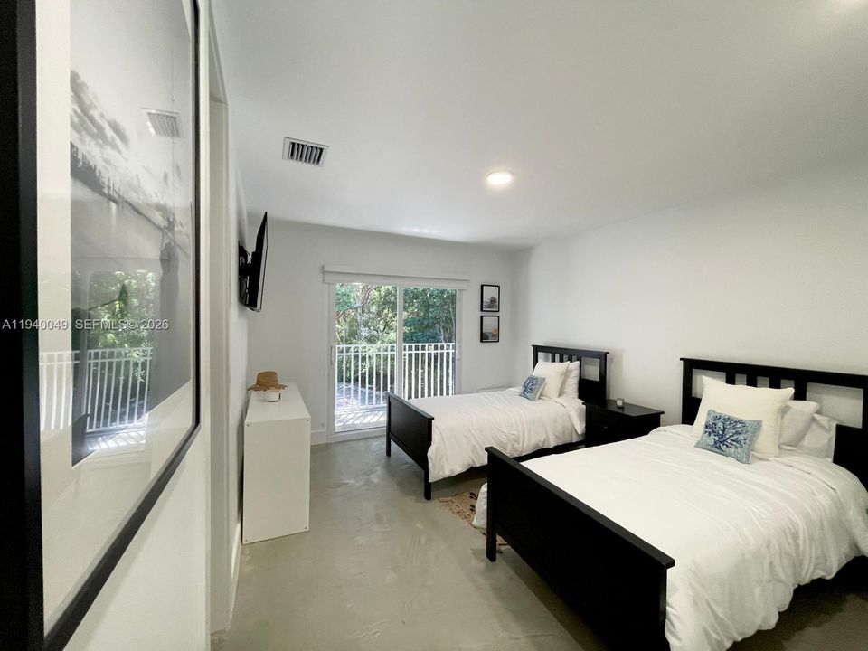 出租: $18,000 (4 贝兹, 4 浴室, 2300 平方英尺)