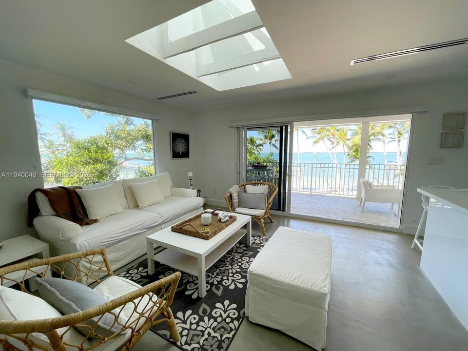 出租: $18,000 (4 贝兹, 4 浴室, 2300 平方英尺)