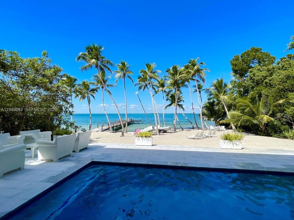 出租: $18,000 (4 贝兹, 4 浴室, 2300 平方英尺)