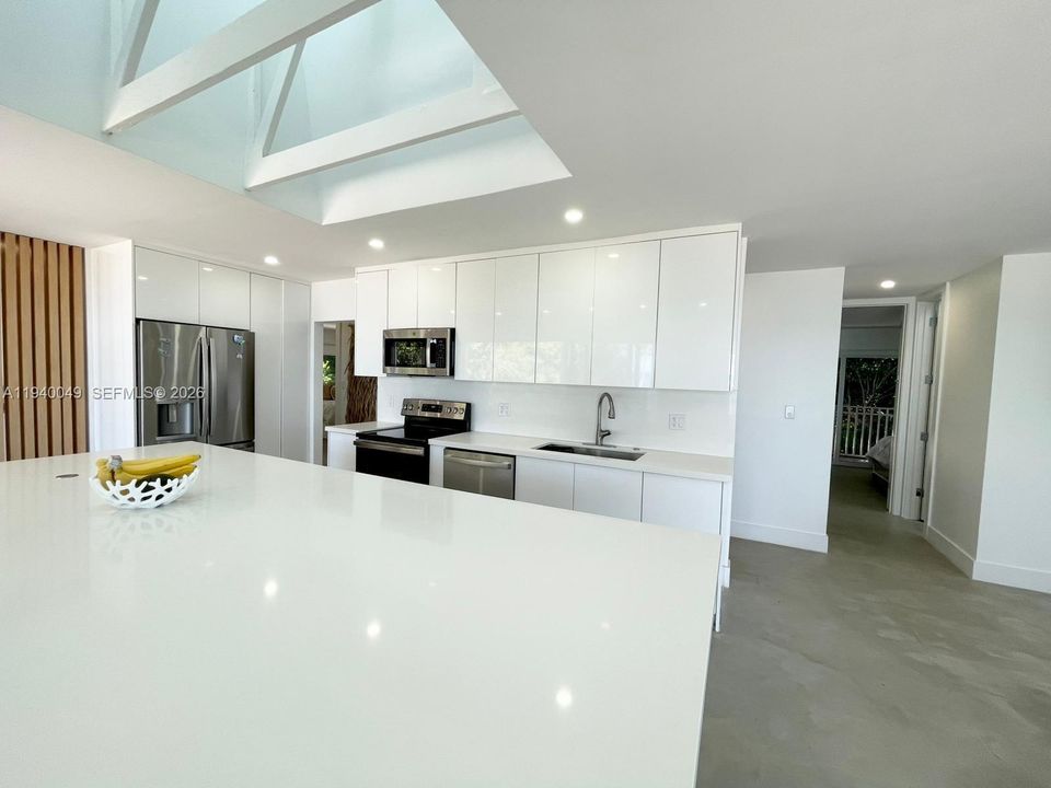 出租: $18,000 (4 贝兹, 4 浴室, 2300 平方英尺)