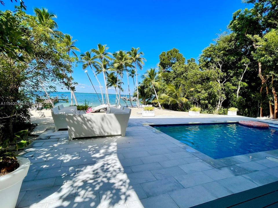 出租: $18,000 (4 贝兹, 4 浴室, 2300 平方英尺)