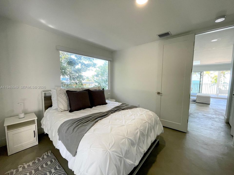 出租: $18,000 (4 贝兹, 4 浴室, 2300 平方英尺)