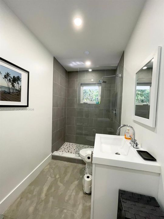 出租: $18,000 (4 贝兹, 4 浴室, 2300 平方英尺)