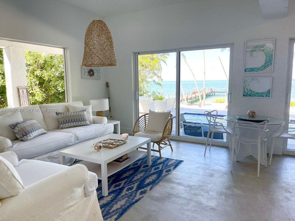 出租: $18,000 (4 贝兹, 4 浴室, 2300 平方英尺)