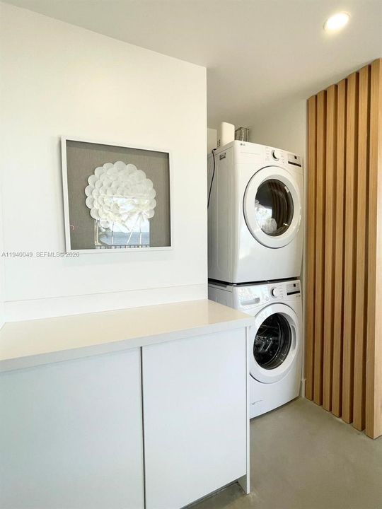 出租: $18,000 (4 贝兹, 4 浴室, 2300 平方英尺)