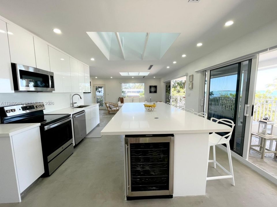 出租: $18,000 (4 贝兹, 4 浴室, 2300 平方英尺)