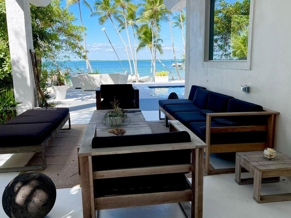 出租: $18,000 (4 贝兹, 4 浴室, 2300 平方英尺)